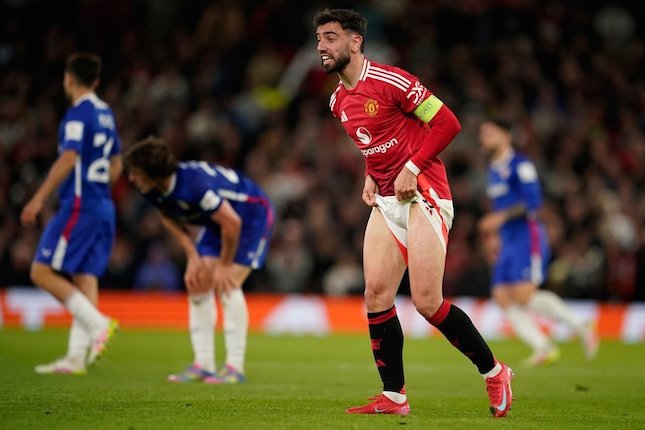 Ekspresi Bruno Fernandes dalam laga semifinal Liga Europa antara Manchester United vs Athletic Bilbao, Jumat (9/5/2025). (c) AP Photo/Dave Thompson