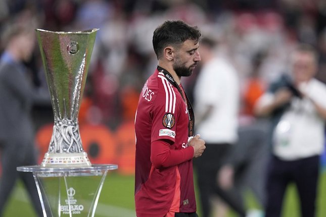 Bruno Fernandes usai Manchester United gagal juara Liga Europa 2024/2025 (c) AP Photo/Bernat Armangue